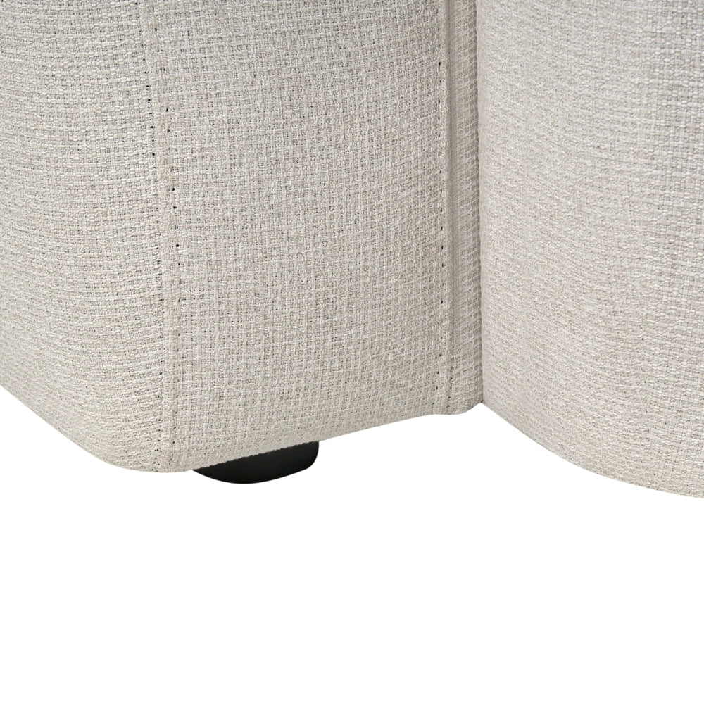 Divano a 3 posti in tessuto beige chiaro con schienale imbottito e gambe in legno anteriori con tappi Soggiorno scandinavo