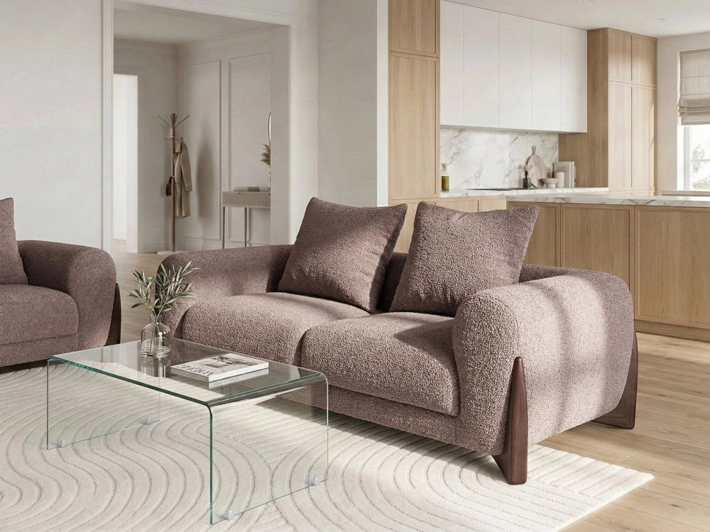 Divano a due posti con rivestimento in tessuto bouclè marrone con braccioli e gambe in legno stile moderno
