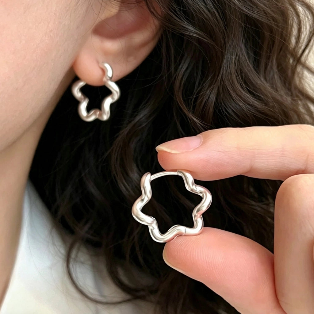 Orecchini a forma di fiore ondulato, minimalisti e dalle linee fredde.