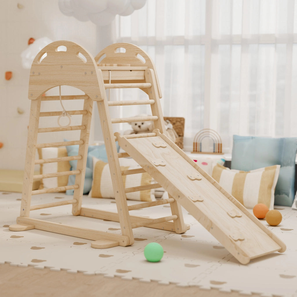 Struttura di arrampicata triangolare Montessori con scivolo ¨C Minimal ¨C legno naturale 90x90x80
