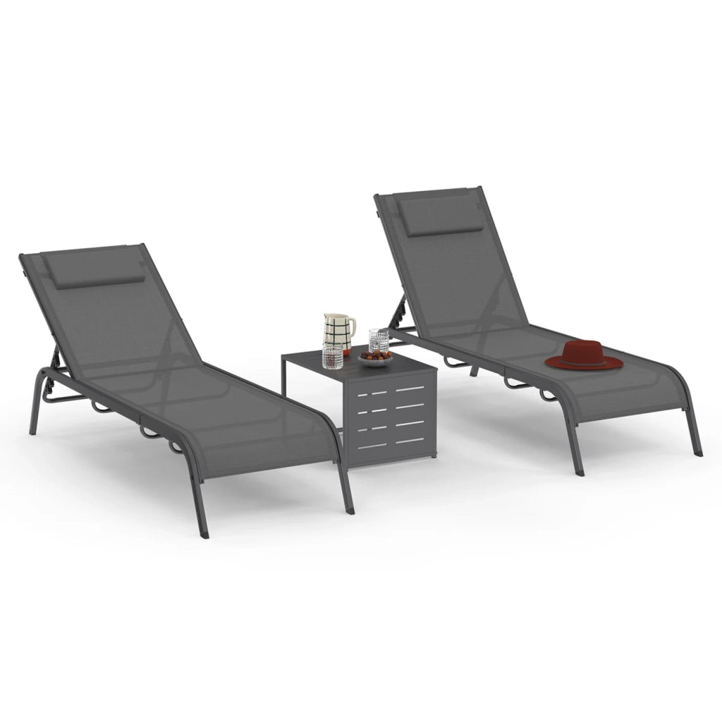 IDMarket - Set di 2 lettini da giardino reclinabili BORA con tavolino regolabile in acciaio grigio antracite e tessuto grigio