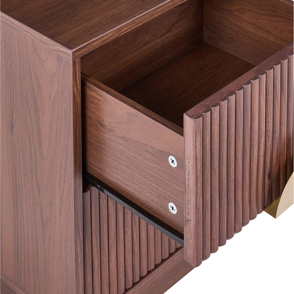 Comodino a 2 cassetti marrone scuro in MDF con maniglie in metallo, frontali scanalati e design moderno per camera da letto