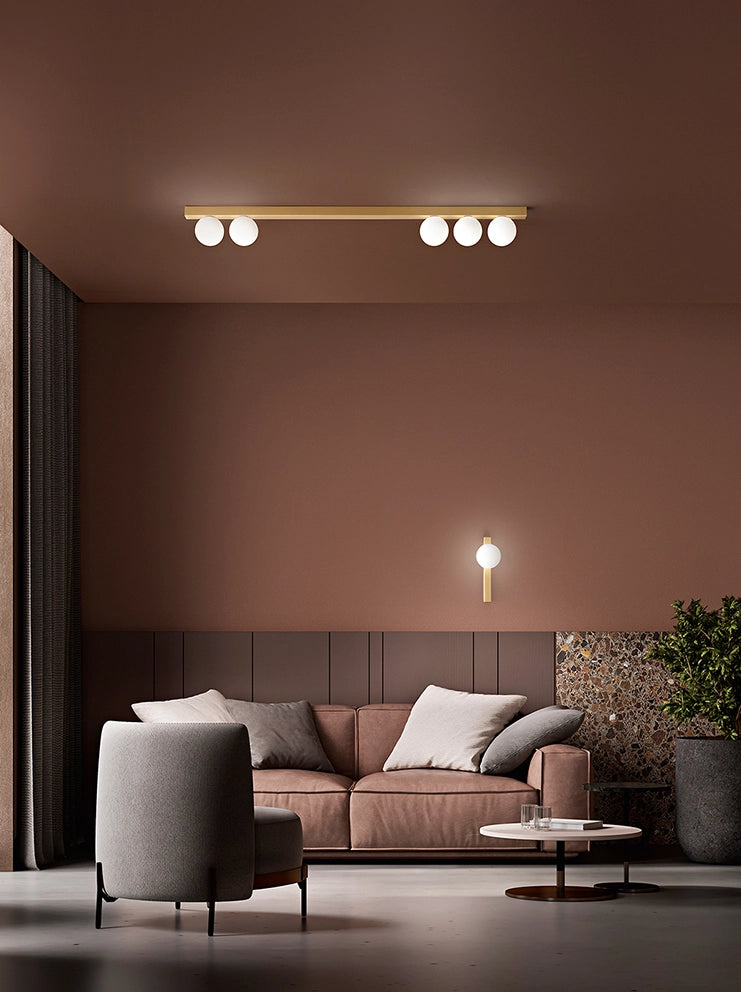 Plafoniera 10S48482 in metallo color oro opaco con 5 diffusori sferici in vetro soffiato bianco acidato - Design moderno ed elegante - Perenz