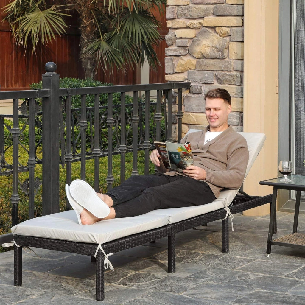 SONGMICS Lettino Prendisole, Sdraio in Rattan Sintetico, Materassino di 5 cm, Schienale Inclinabile, 59 x 198 x 28 cm, Max Portata 150 kg, Giardino Balcone Terrazzo, Beige GCB27BRV1