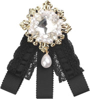 Fregio elegante per donna con inserti di merletto e bordi decorativi per un accessorio da appendere come un farfalla.