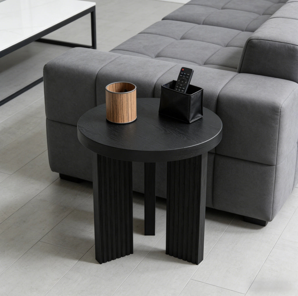 Tavolino laterale rotondo in MDF nero con struttura a tre gambe