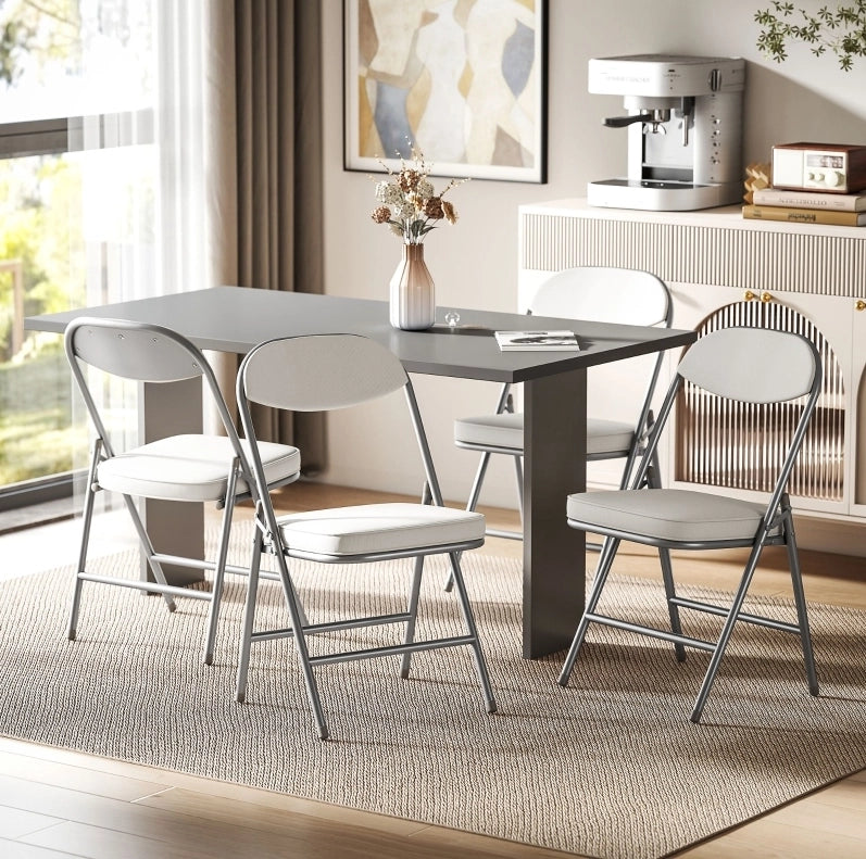 Set di 4 sedie pieghevoli imbottite con schienale inclinato; struttura in metallo; bianco crema