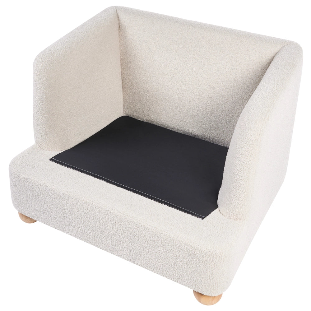 Poltrona bianco sporco rivestita in ciniglia con gambe rotonde in legno e braccioli per soggiorno, angolo lettura, stile moderno minimalista