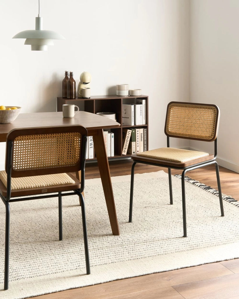 Set di 2 sedie da pranzo con seduta e schienale in rattan PE marrone gambe in ferro senza braccioli cappucci protettivi design boho moderno