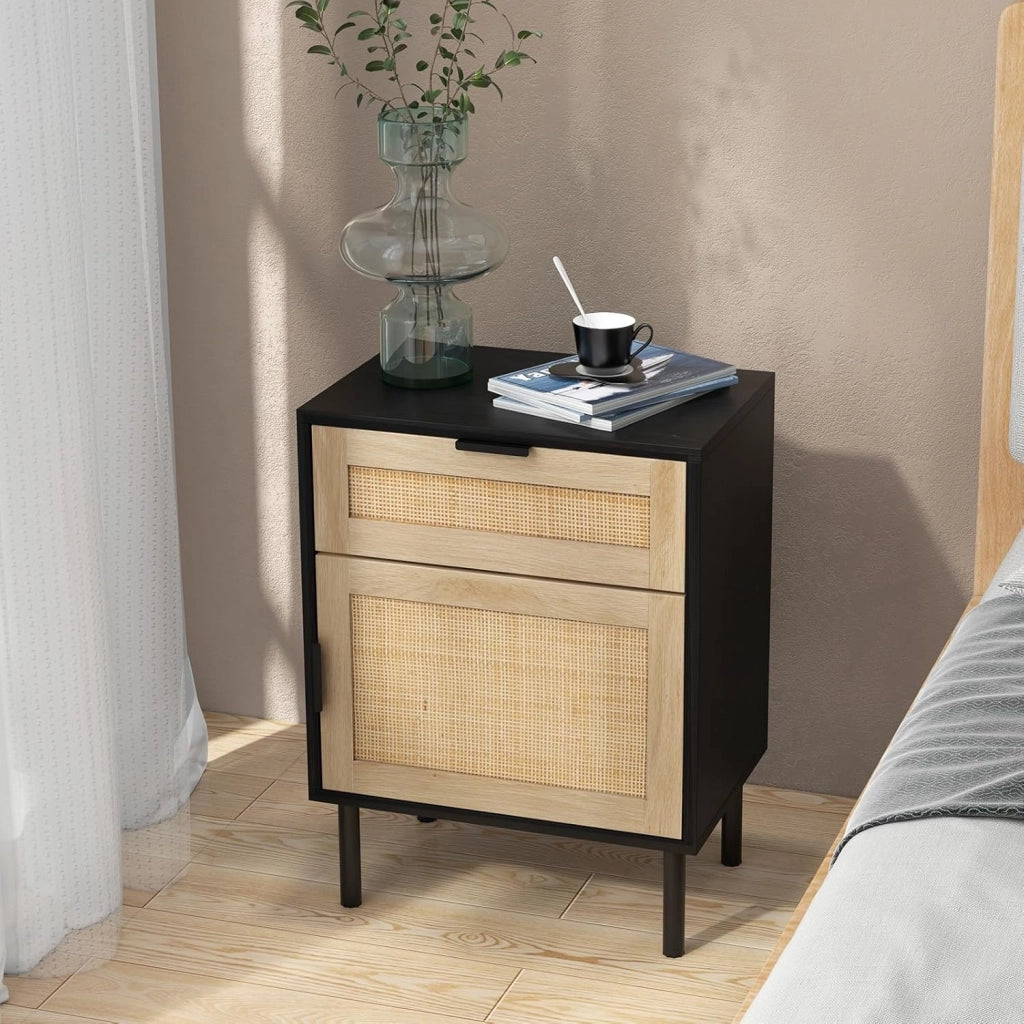 Confezione da 2 Comodini Moderni, Tavolino in Rattan con Cassetto e Armadietto, Gambe in Metallo Robusto, Tavolino di Metà Secolo per Soggiorno, Camera da Letto, Ufficio (Nero)