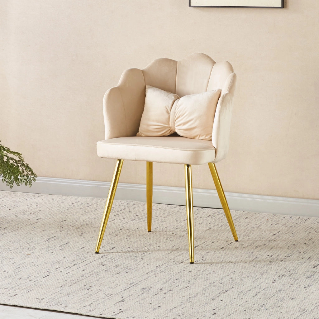 Poltroncina Elegante in Velluto con Schienale a Conchiglia, Cuscino e Gambe in Acciaio, Sedia Imbottita elegante Crema