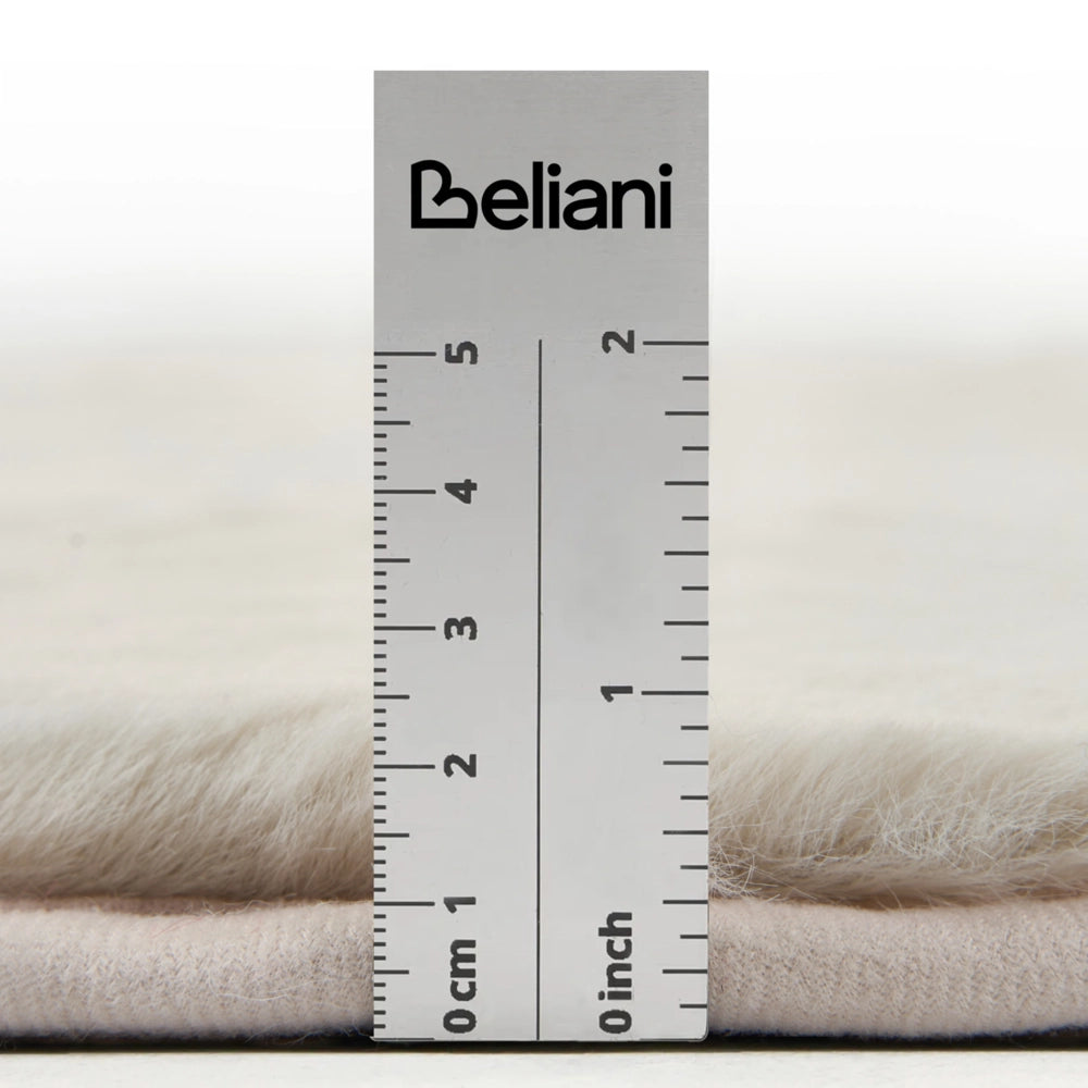 Tappeto Irregolare Beige Chiaro in Finta Pelliccia 80 x 120 cm a Pelo Lungo per Soggiorno con Retro in Poliestere Stile Moderno