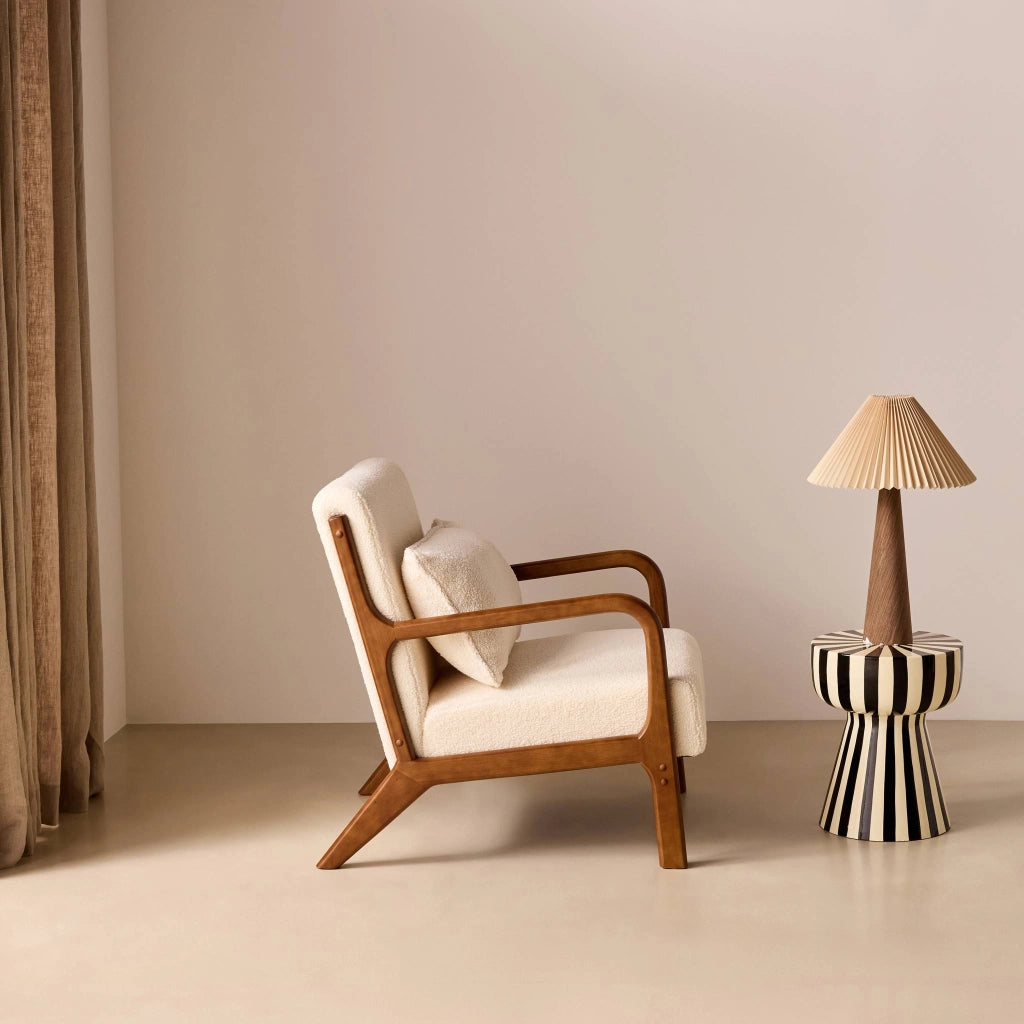 Poltrona scandinava in tessuto bouclé e legno di gomma scuro, crema