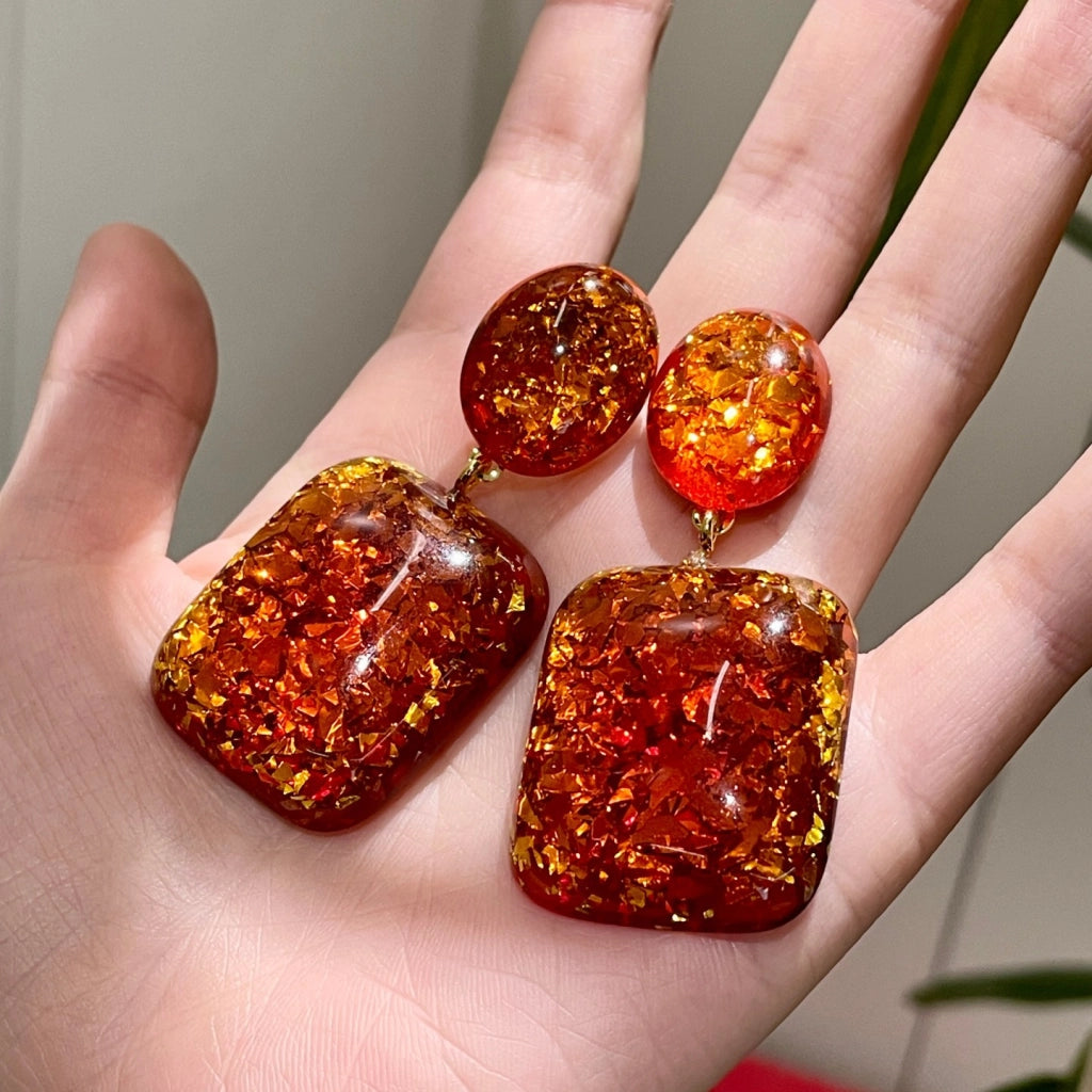 Orecchini quadrati in acrilico arancione con paillettes