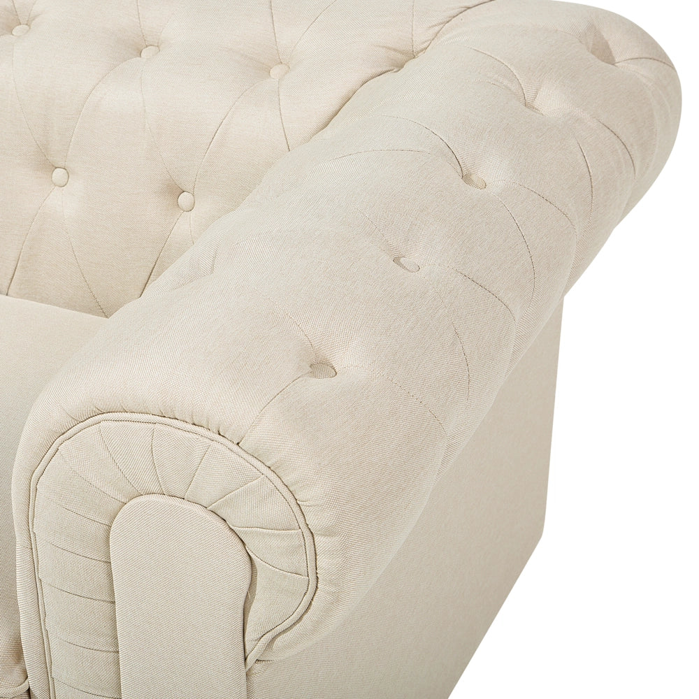 Poltrona Chesterfield Rivestimento in Tessuto Beige Gambe in Legno Scuro Contemporanea