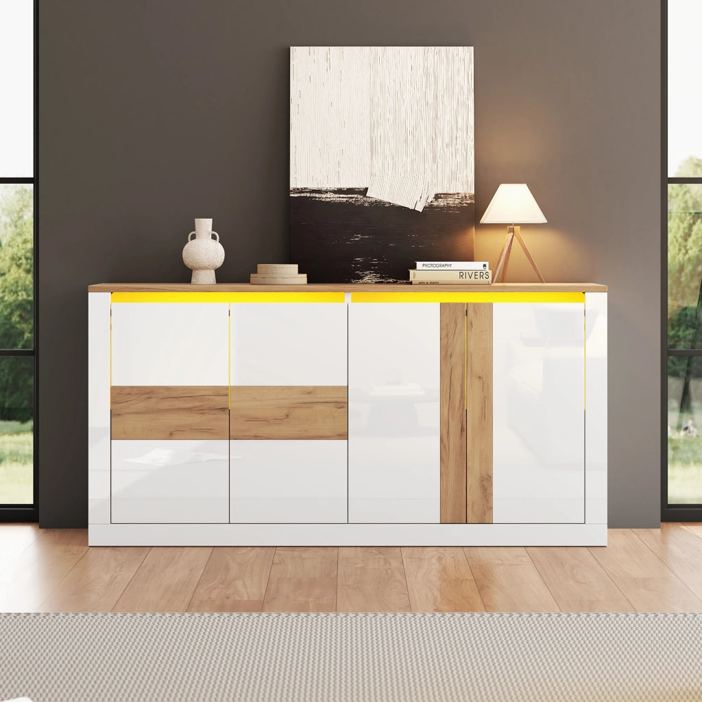 Sideboard 140¡Á35¡Á70 cm in MDF, 4 ante scorrevoli, LED RGB, finitura bianco lucido/effetto legno naturale e ripiani regolabili.