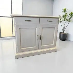 Credenza madia Alberta in legno 2 ante bugnate bianco anticato con zoccolo chiuso