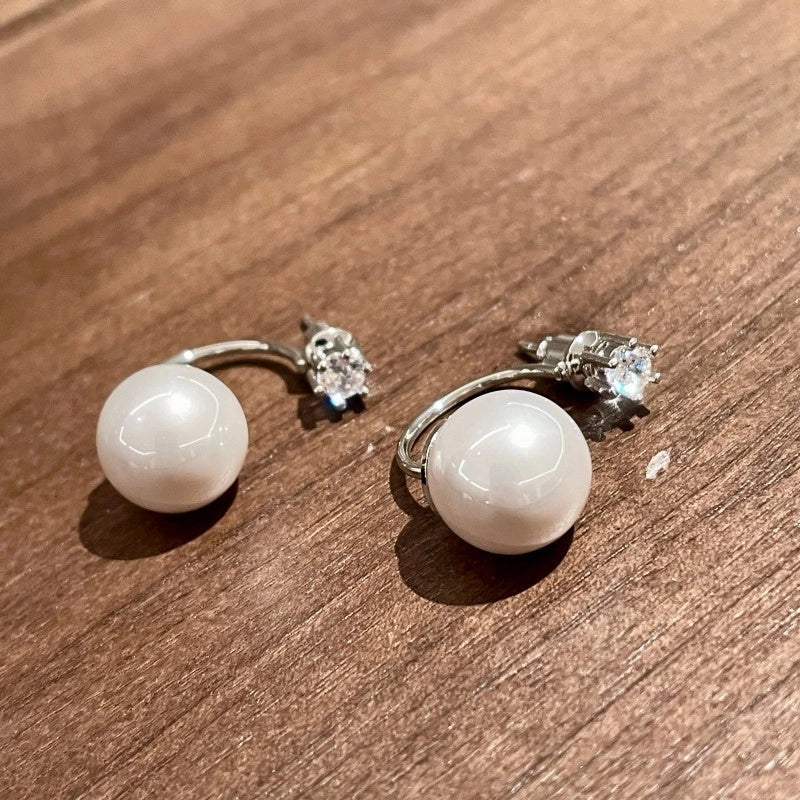 Orecchini di perle e zirconi, modello da indossare dietro la schiena, eleganti e delicati.