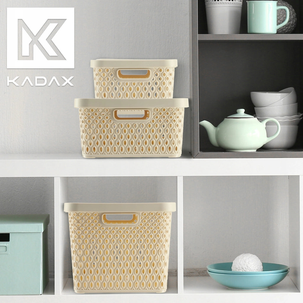 Set di 3 cestini in plastica beige KADAX con coperchio.