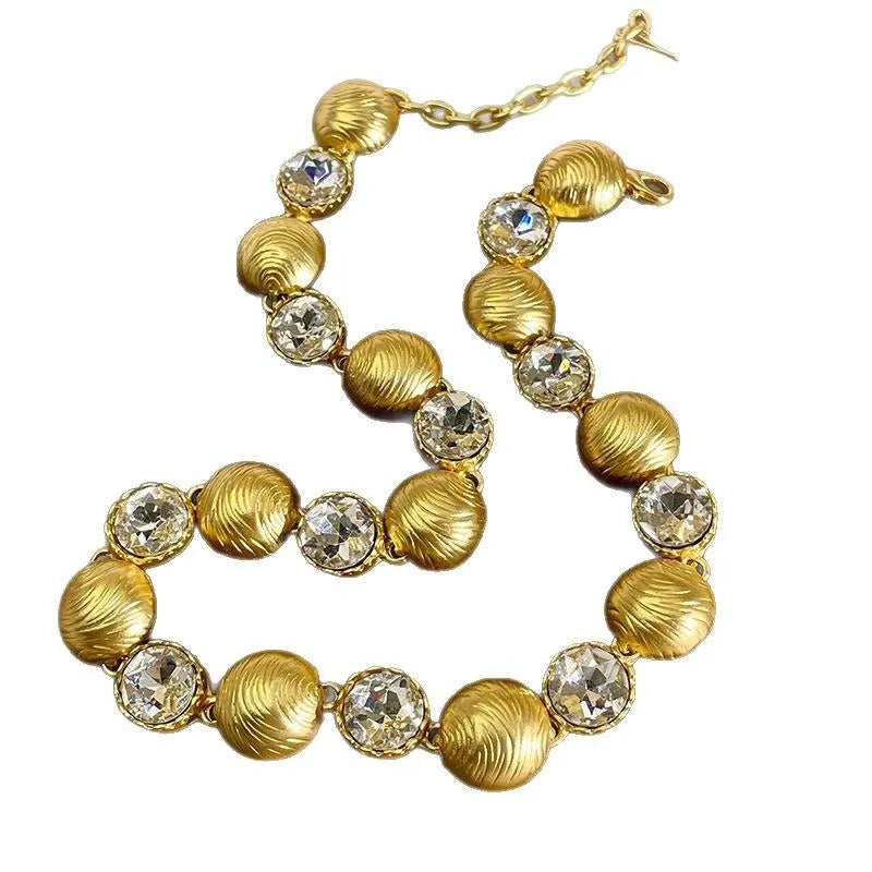 Set di gioielli fatti a mano con perline di cristallo: orecchini, collana e bracciale vintage.