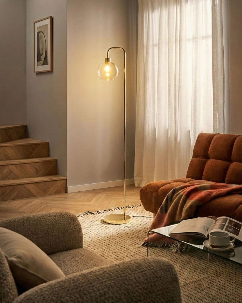 Lampada da terra con base in metallo dorato e paralume in vetro in stile moderno per soggiorno e camera da letto