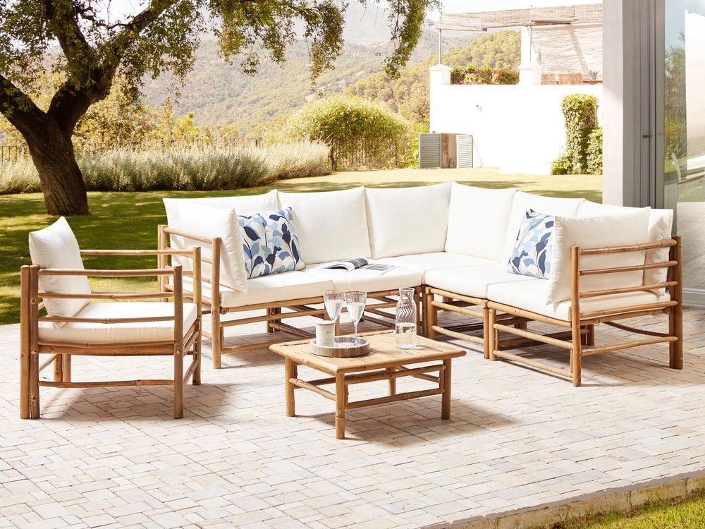 Set da giardino angolare 6 posti composto da divano, poltrona e tavolino in bambù naturale con cuscini bianco sporco esterno elegante