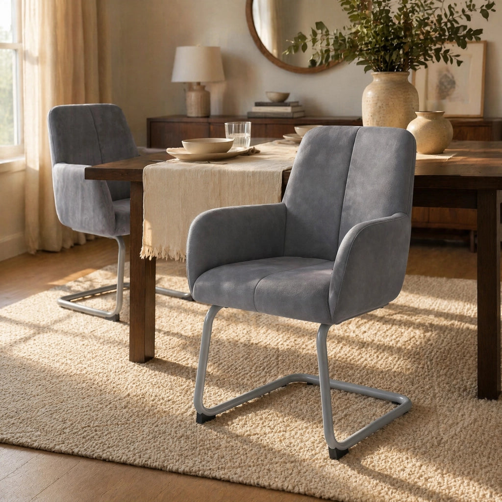 Set di 2 sedie da pranzo in ecopelle grigia con struttura in acciaio, design ergonomico e braccioli integrati