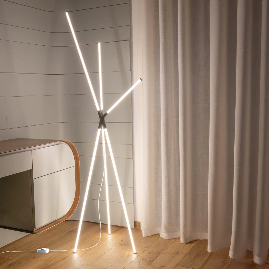 Brilliant Lampada da terra LED di design a treppiede in alluminio bianco, temperatura colore regolabile, 36W, altezza 191,7 cm, IP20, serie Scultorea