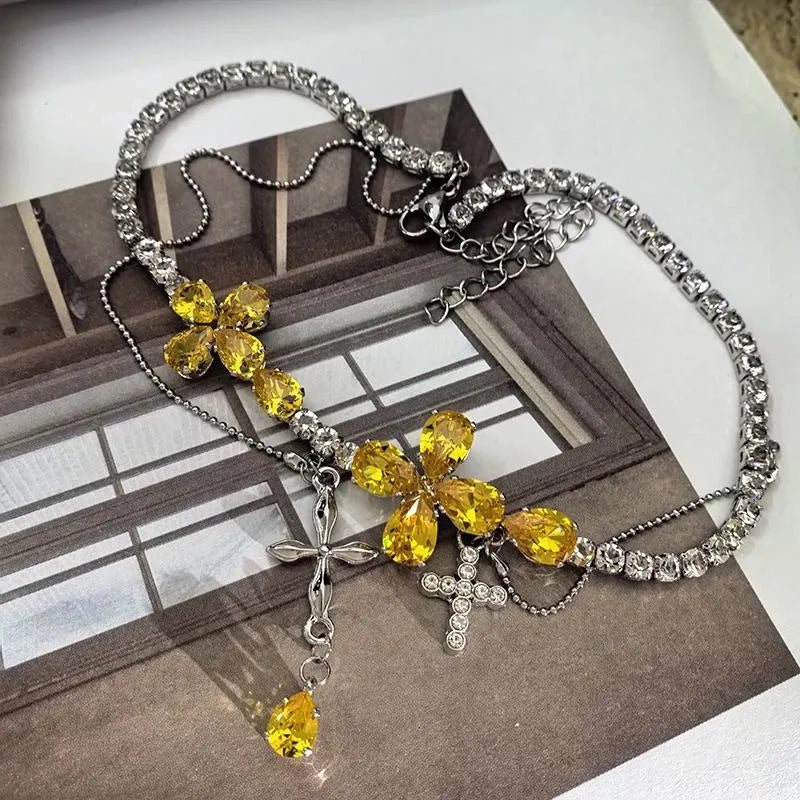 Collana con ciondolo a croce e fiore in zirconi gialli: gioiello fatto a mano con perline.