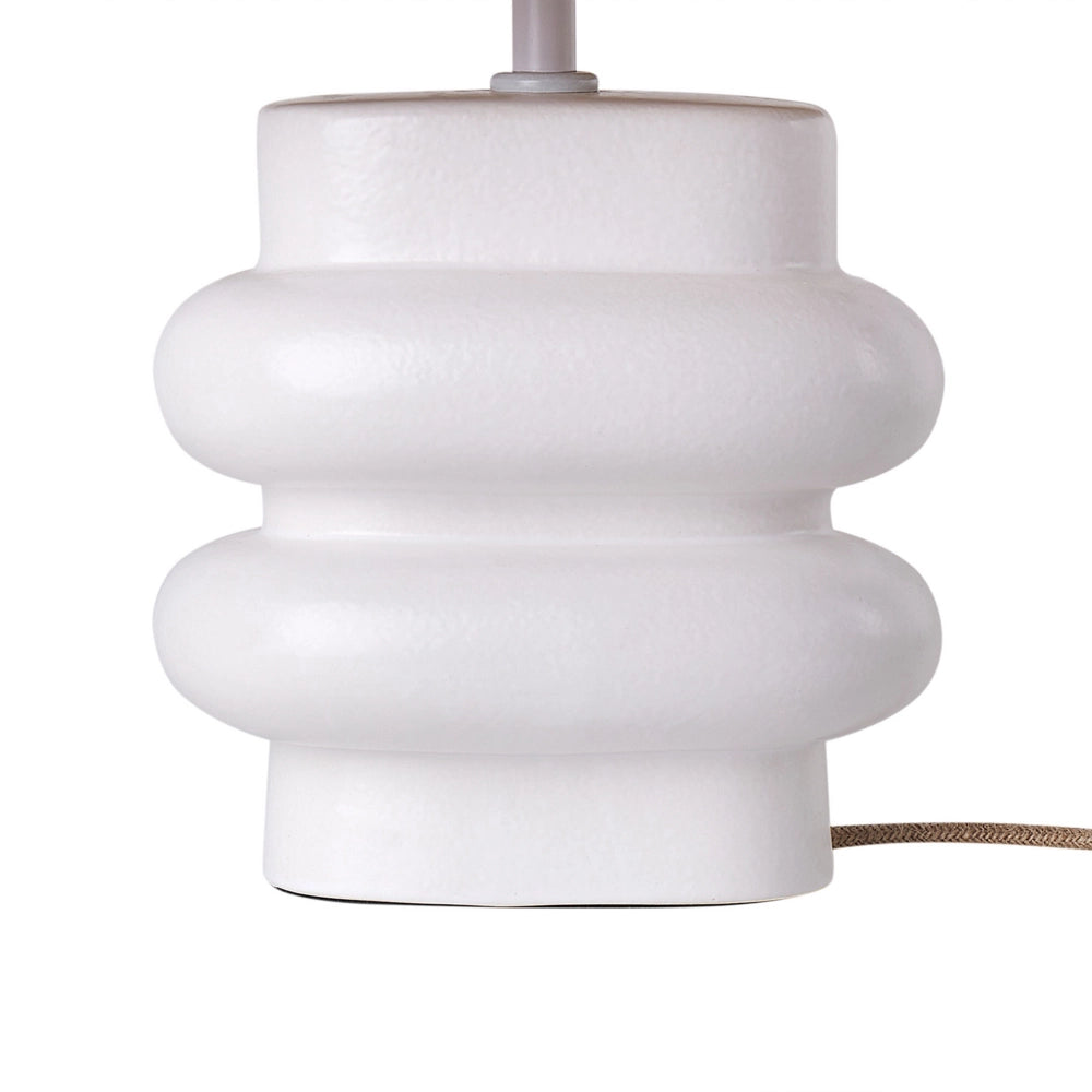 Lampada da tavolo in ceramica bianca con paralume a tamburo in lino  base minimalista design stile contemporaneo