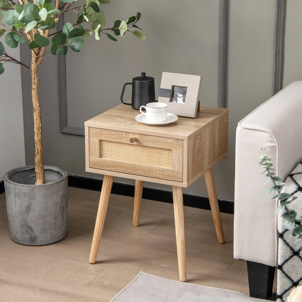 Set di 2 Comodini in rattan con decorazione intrecciata a mano, Tavolini da letto boho in legno stile mid-century Naturale-Comodini