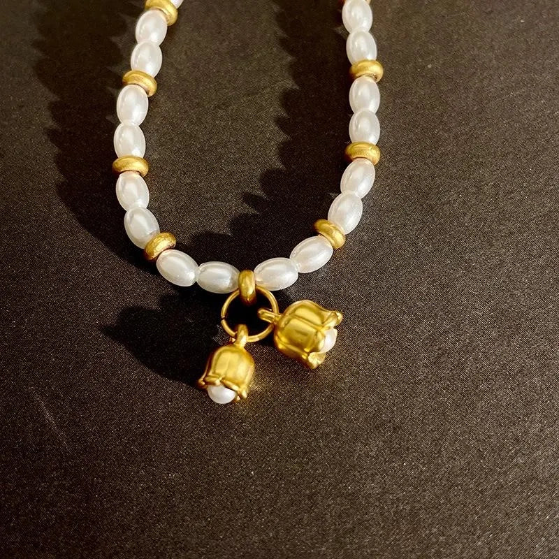 Collana fatta a mano con orchidea dorata e perle, regalo di Natale o di compleanno.