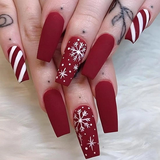 Set di 24 punte per unghie quadrati con disegno a linee curve rosse e fiocchi di neve - Manicure per donne con strisce di cioccolato.