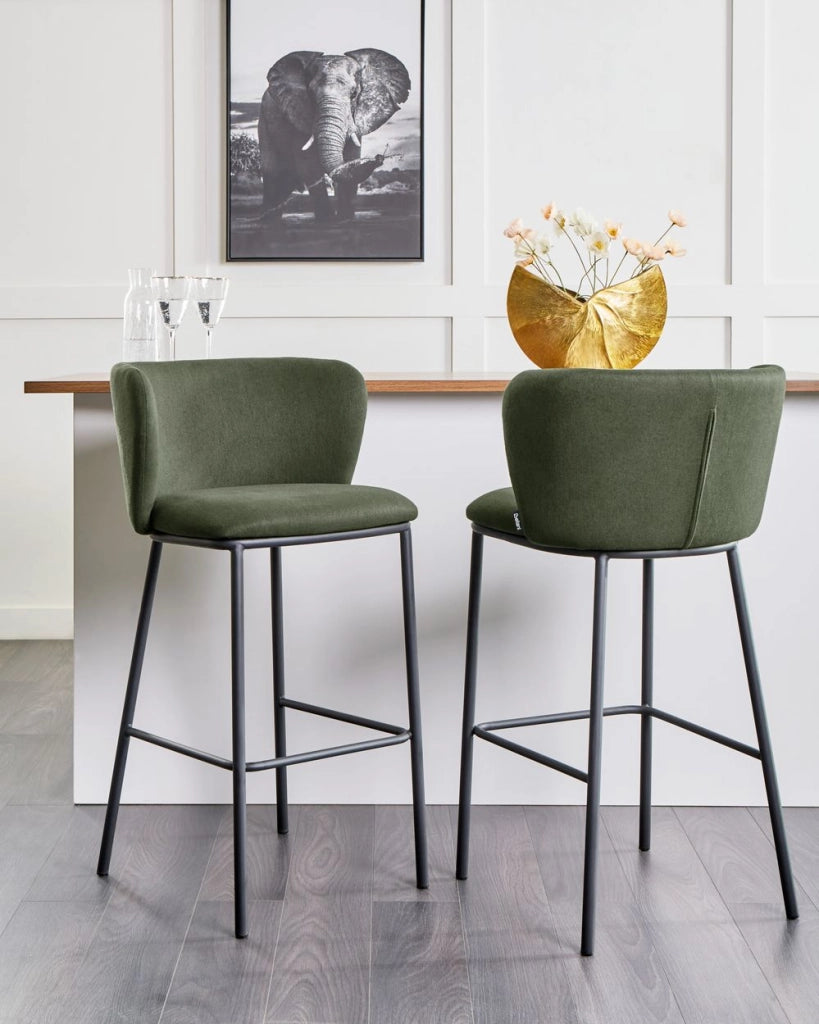Set di 2 sedie da bar Rivestimento in poliestere verde scuro Gambe in metallo nero Sgabelli senza braccio Schienale curvo Sala da pranzo moderna Cucina