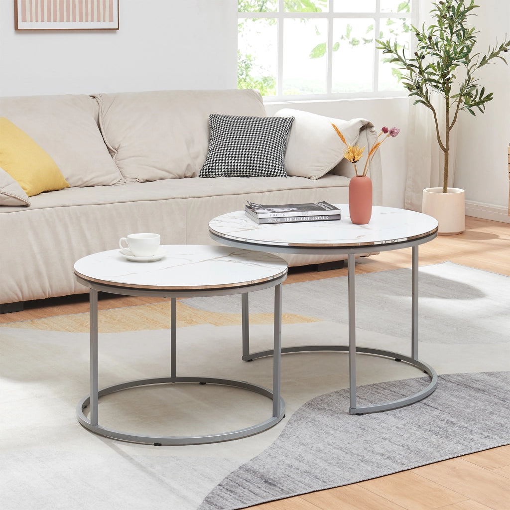 Set Skagen 2 Tavolini Sovrapponibili con Piani Rotondi e Telaio in Metallo - Effetto Marmo Bianco / Argentato [en.casa]