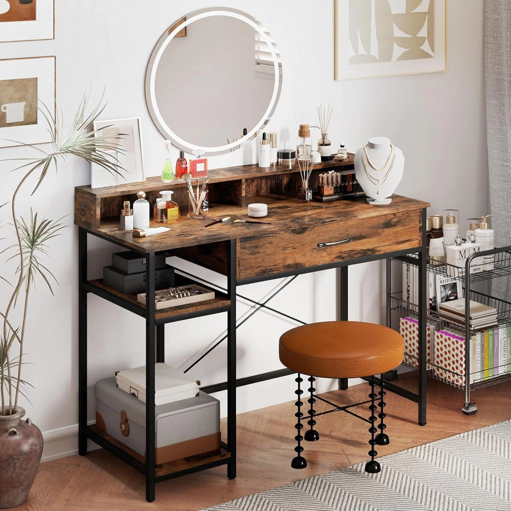 Scrivania per Computer con Cassetto e Scaffale a 2 Livelli, Scrivania per Home Office con Mensola per Monitor e Stazione di Ricarica Integrata (Marrone)