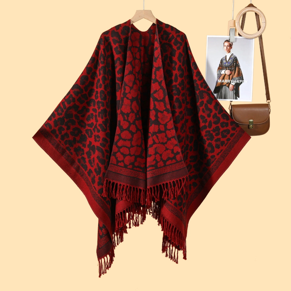 Elegante e classico scialle con spacco e nappe a stampa leopardata.