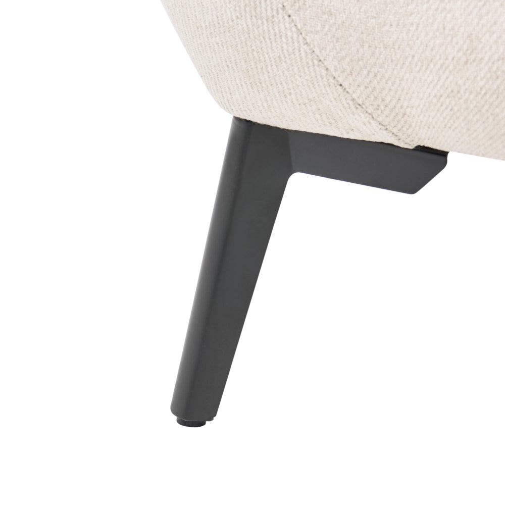 Poltrona in tessuto bianco sporco con braccioli, trapuntatura decorativa e gambe in metallo nero angolo lettura moderno per il soggiorno