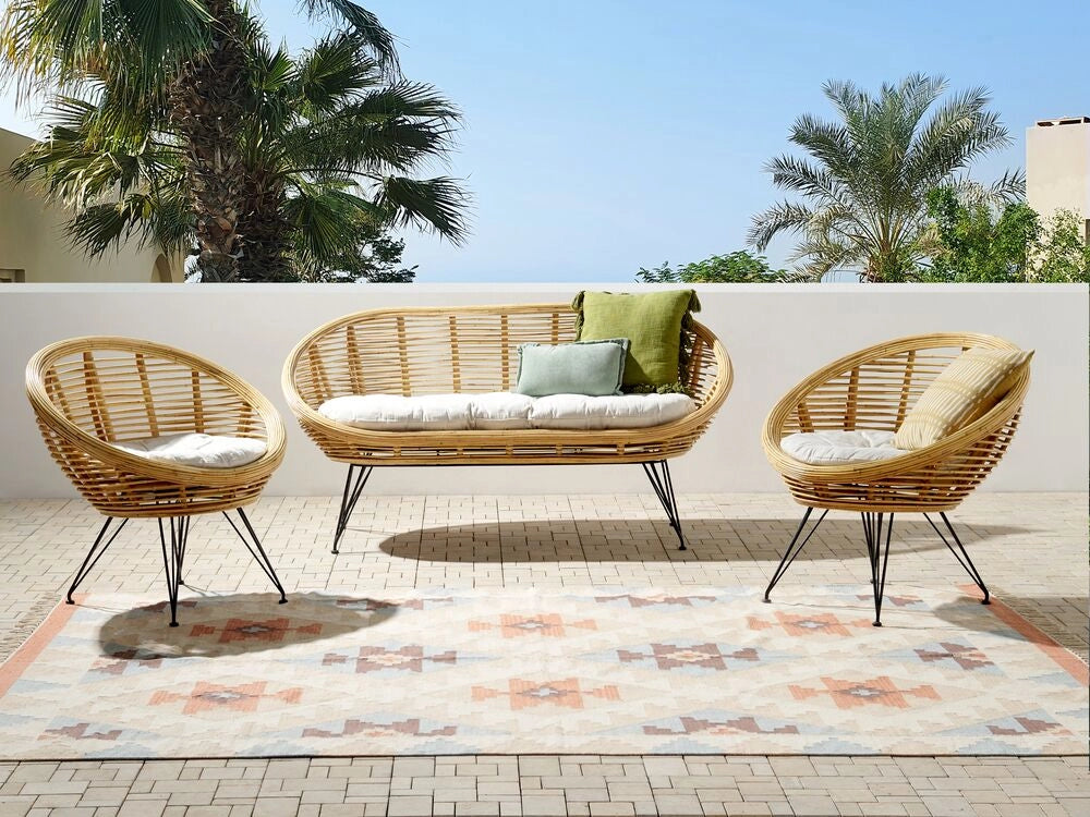 Set di divani a 4 posti in rattan naturale beige chiaro con cuscini in cotone per interni e per esterni in stile bohémien per il giardino e il balcone.