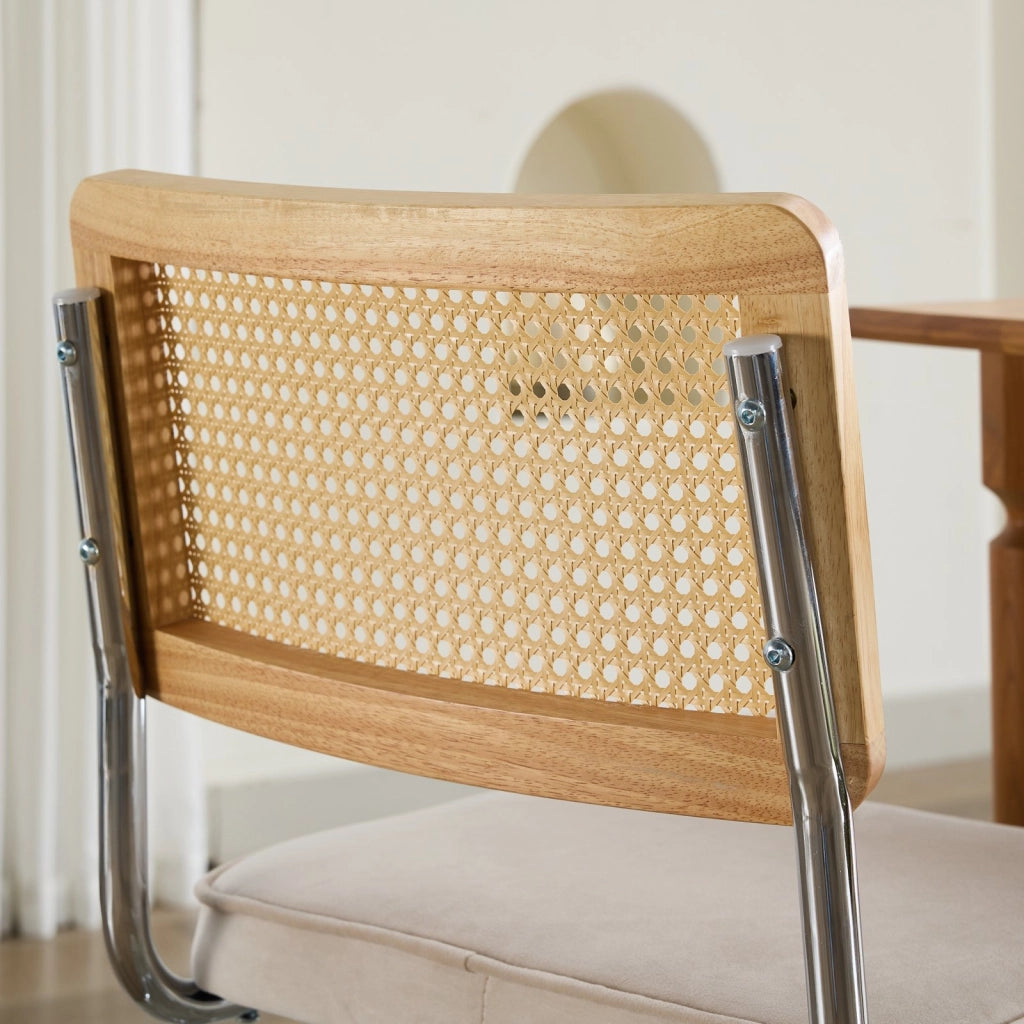Sedia da sala da pranzo cantilever in velluto con schienale in rattan intrecciato e struttura in acciaio beige
