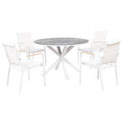 Set da pranzo 4 posti composto da tavolo in alluminio con piano in vetro ceramico grigio e sedie con cuscini bianchi giardino terrazzo elegante