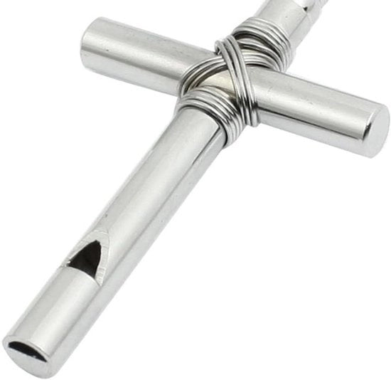 Accessorio da viaggio in stile con cinturino argentato, chiusura con campanello e porta chiavi a forma di croce.
