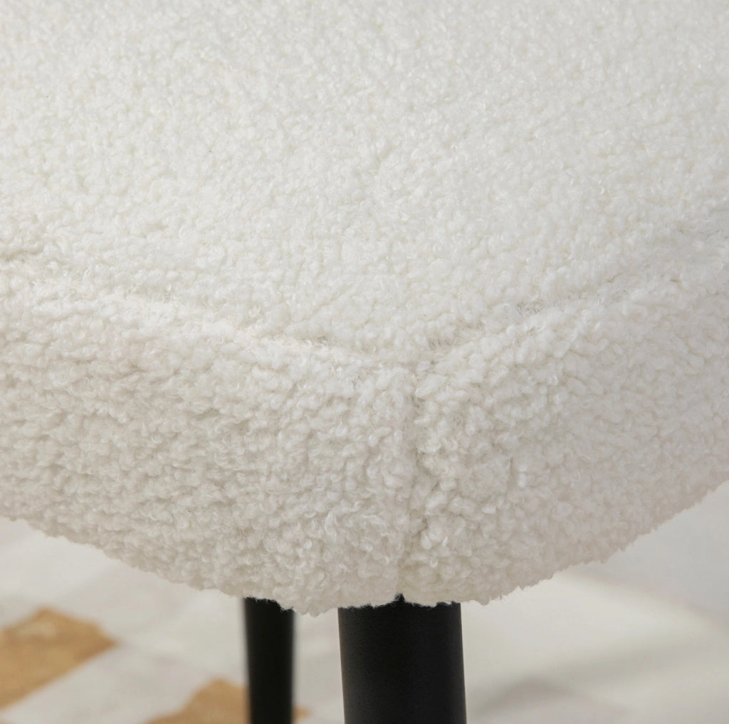 Pouf quadrato color crema con gambe in acciaio