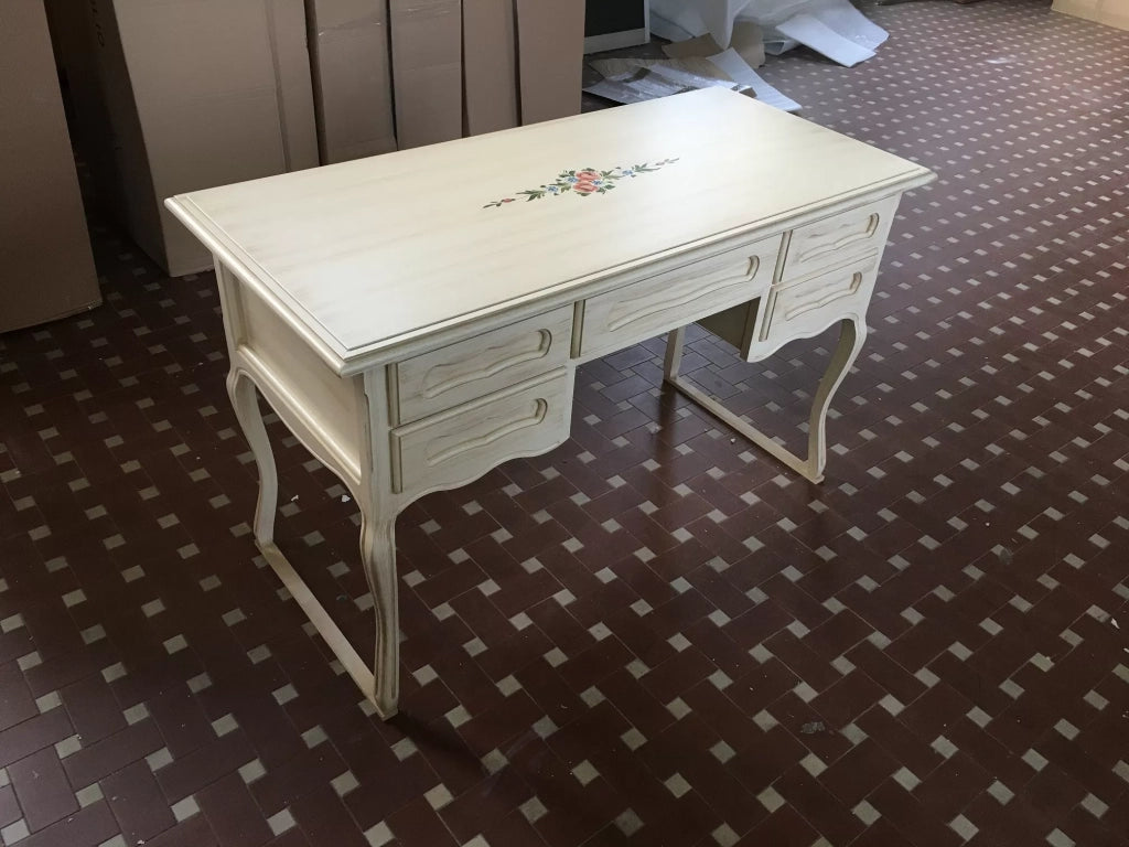Scrivania in legno avorio pennellato con decori l.130 p.60 h.79 - Mobili 2G