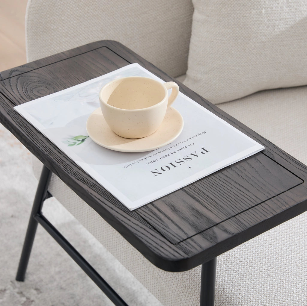 Poltrona relax con tavolino laterale e tasche portaoggetti; in chenille beige; 86x72x71 cm