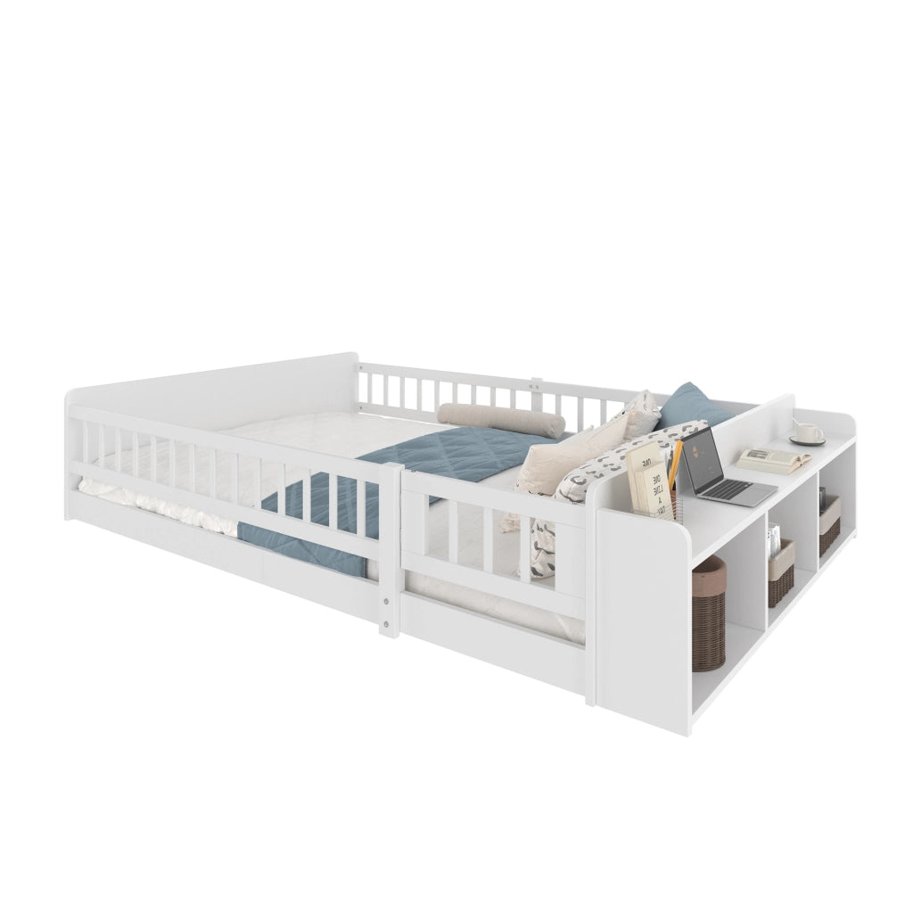Letto per bambini 140x200 cm in pino bianco con ripiani e vano aperto