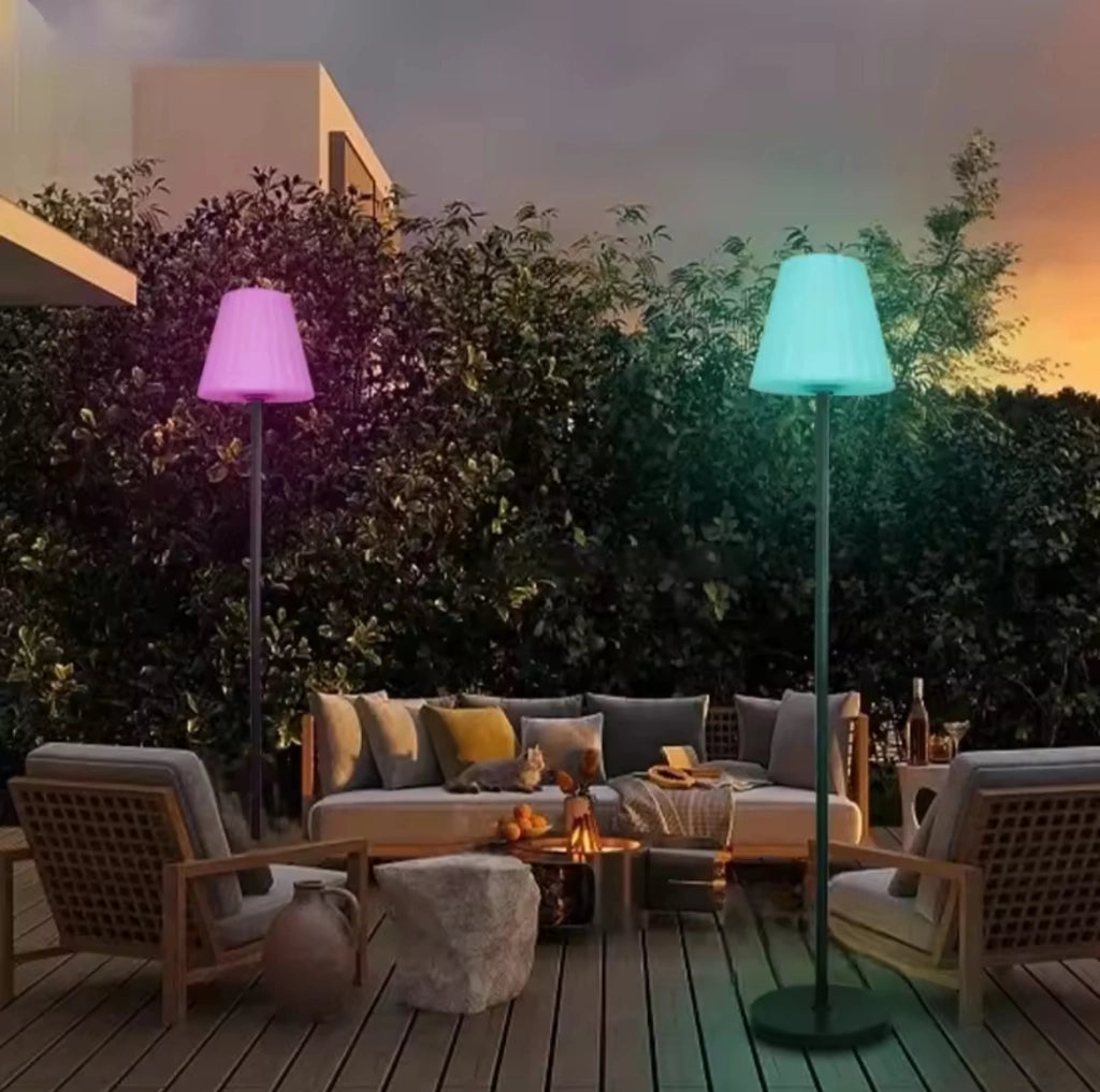 Lampada da Terra a LED da Esterno e Interno IP65 Dimmerabile luce RGB e Bianco Ricarica Solare e USB Sensore Crepuscolare Altezza 1.4 Mt con Telecomando