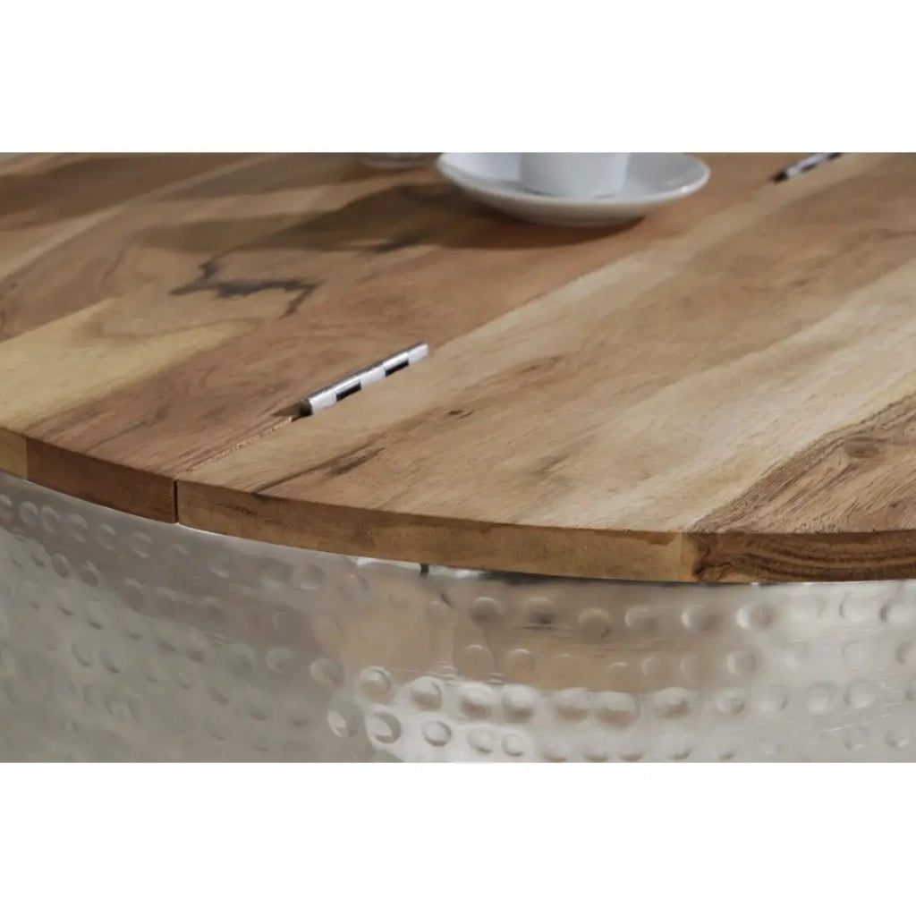 Table bassa TRIANE 60 cm con contenitore – Piano in legno di acacia e struttura in metallo argento martellato