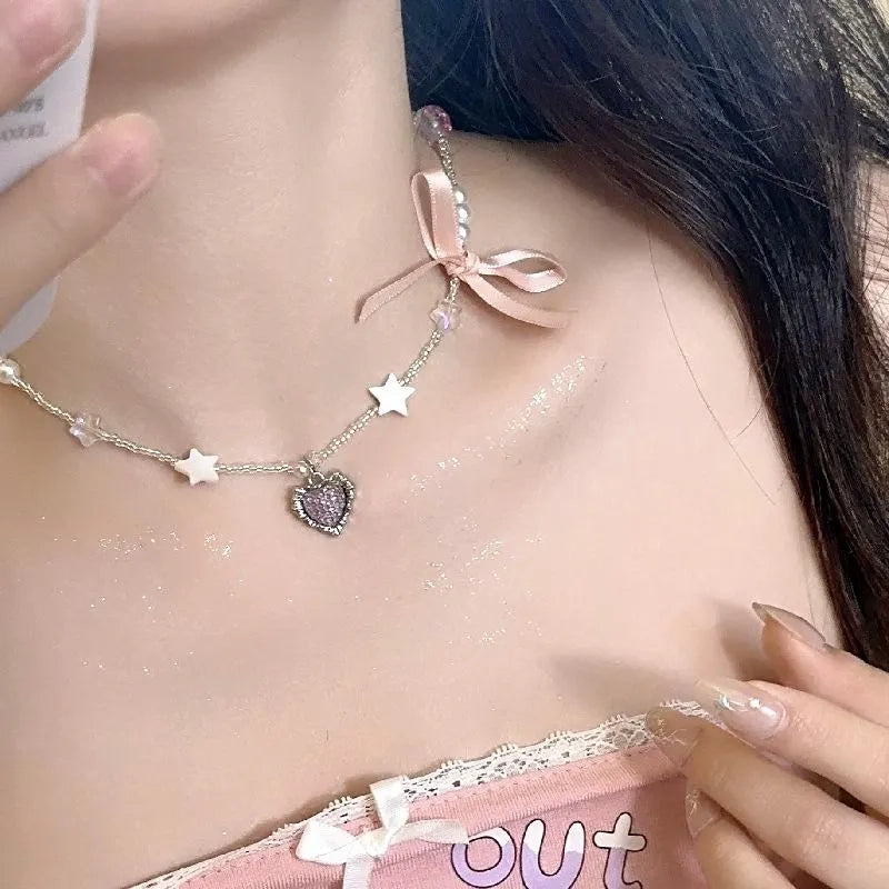 Collana con ciondolo a forma di cuore rosa e fiocco, realizzata a mano con perline e zirconi. Regalo di Natale per donna, regalo di compleanno.