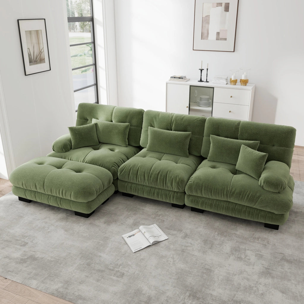Divano modulare angolare con pouf mobili in chenille verde; seduta profonda